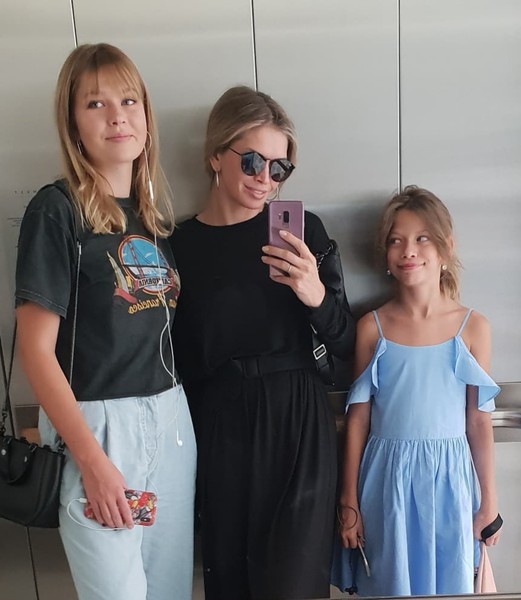 Вера Брежнева с дочерьми