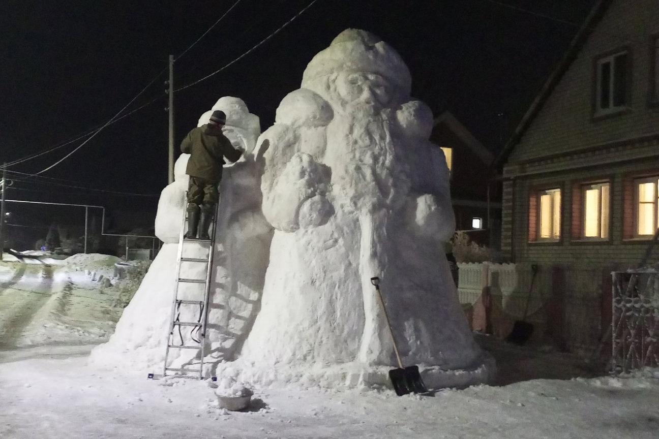 Нижегородец построил Деда Мороза и Снегурочку размером с дом — фото снежных  гигантов - 25 декабря 2023 - НН.ру