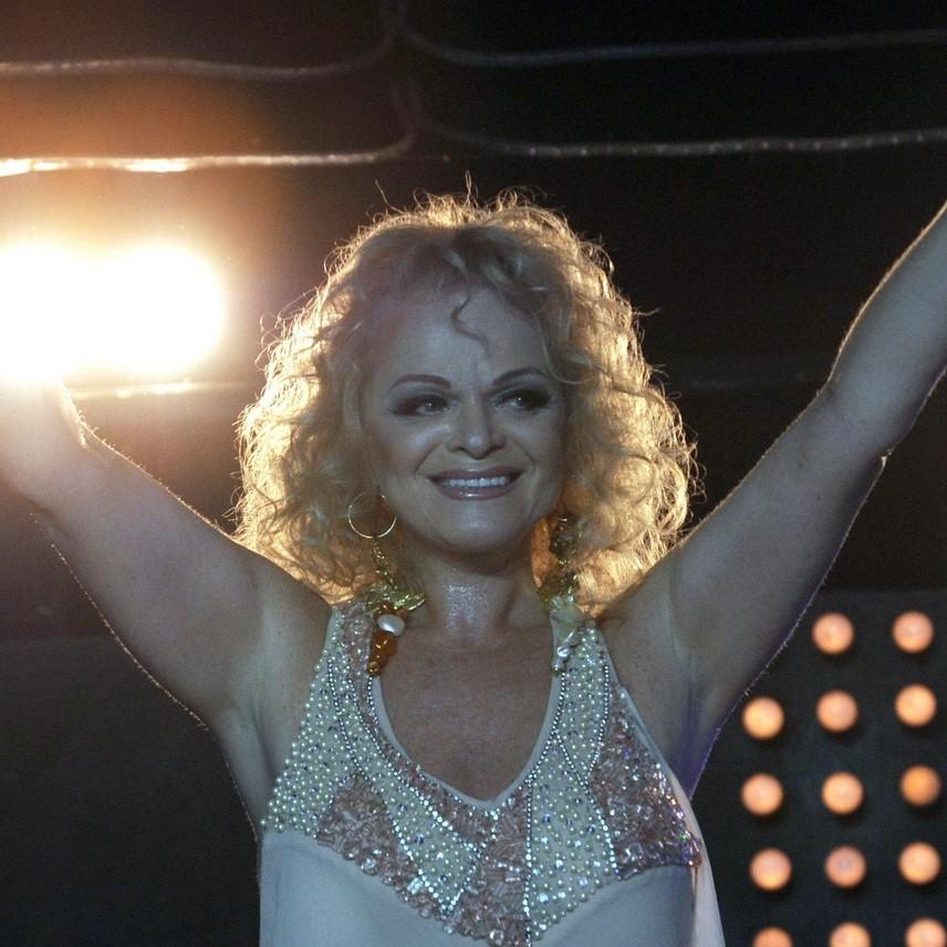 Без макияжа, но с бронзовым загаром: Лариса Долина вернулась из ОАЭ и сразу приступила к репетициям