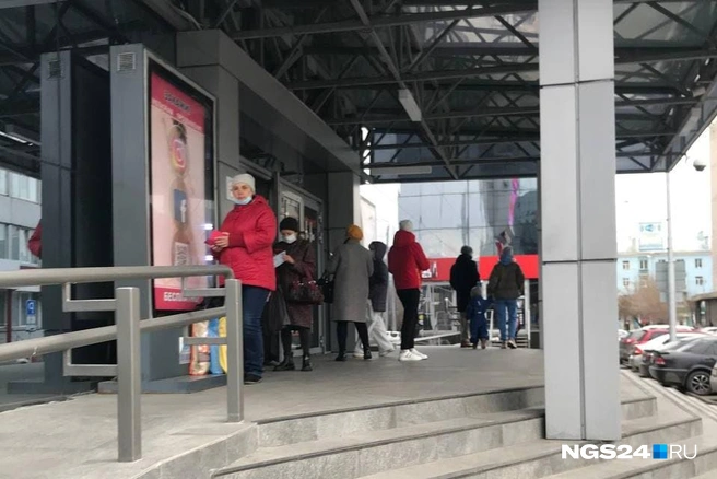 В «Кванте» документы о вакцинации посетители готовят еще на улице | Источник: Татьяна Стриганова / NGS24.RU