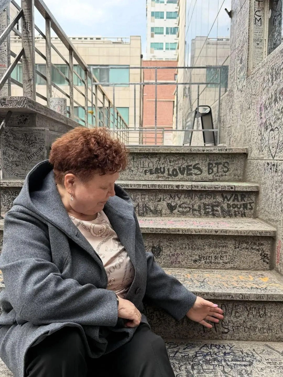 Здесь, на лестнице, Валентина Ельцова с внучкой оставили свои автографы | Источник: arinashevchukk / Instagram (экстремистская организация, деятельность запрещена на территории РФ)