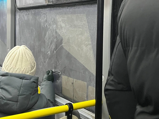 Окна в салоне автобуса покрылись изморозью из-за низкой температуры внутри. | Источник: читатели V1.RU