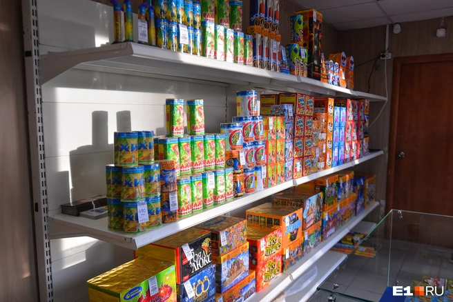 Средние (залпов на 25–30) батареи салютов поднимаются вверх на 40 метров и требуют пустой площадки, на которой нет домов и деревьев. Точные размеры пиротехники предусмотрительно указывают прямо на коробке | Источник: Артём Устюжанин / E1.RU