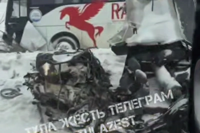 Bus and car crash leaves pile of metal near Alekisin