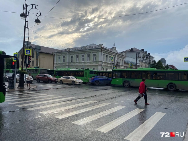Если вы думаете, куда подевались автобусы, то они стоят в пробках | Источник: Екатерина Бурлева / 72.RU