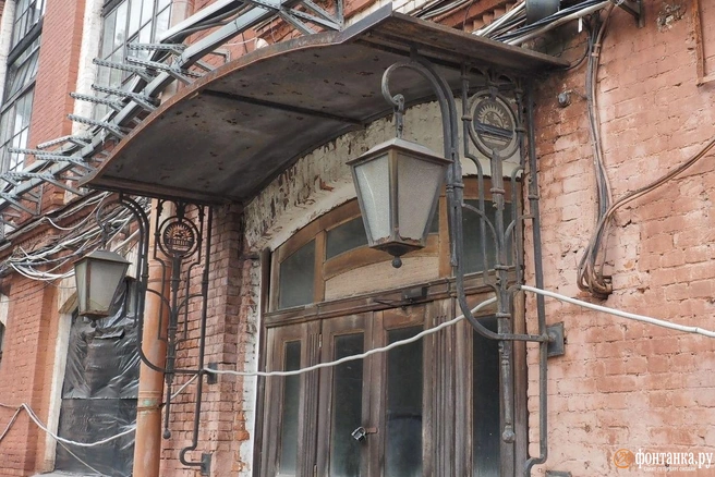 Вход в один из корпусов ЛИВИЗа. Старые фонари и кирпичная кладка пока на месте. | Источник: Михаил Огнев / FONTANKA.RU