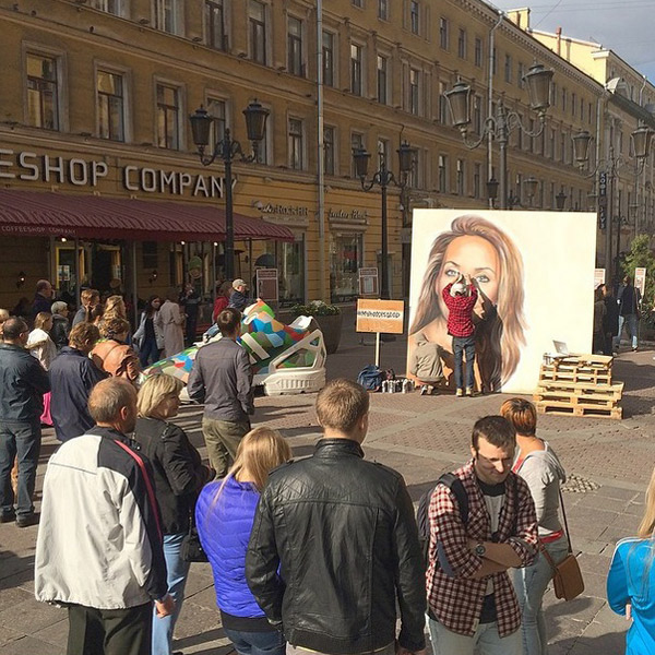 Такой портрет Жанны украсил в выходные Петербург. "Скорейшего возвращения домой, Жанна" - пожелали художники певице