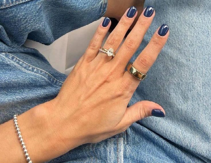 Ногти цвета navy blue — идеальный выбор на 1 сентября и начало осени | woman.ru