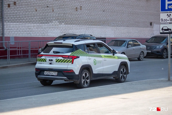 За порядком на платных парковках следят на таких автомобилях  | Источник: Павел Красоткин / 72.RU 