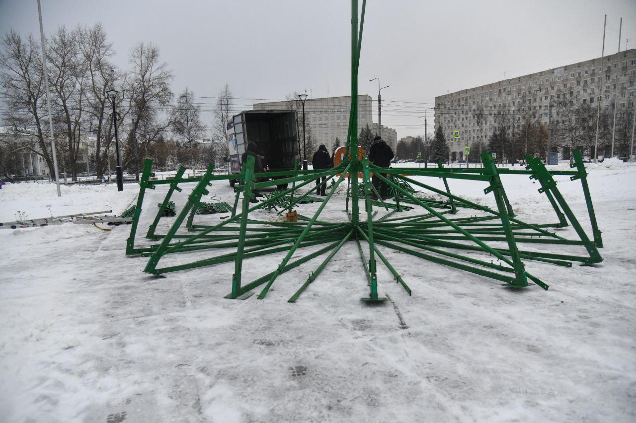 До Нового года почти 2 месяца: в Архангельске устанавливают городскую ёлку