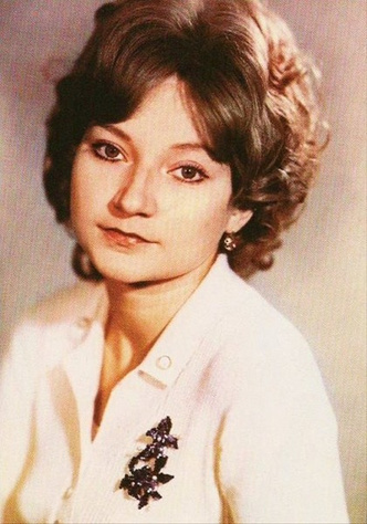 Эксцентричный стиль и короткая стрижка: в молодости Степаненко по типажу была похожа на Брухунову
