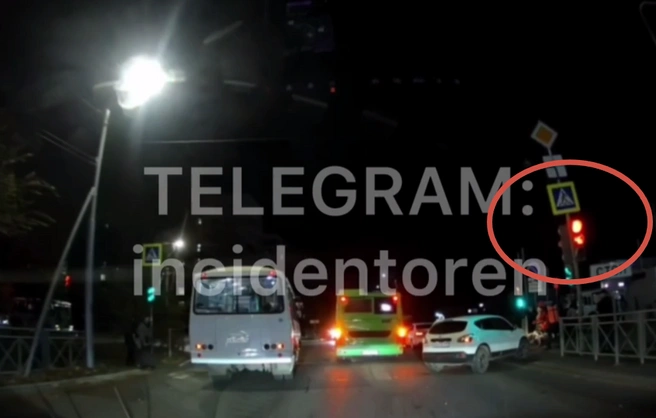 В Оренбурге оштрафован водитель маршрутки, проехавший на красный | Источник: Скриншот с видео «Инцидент Оренбург» / t.me