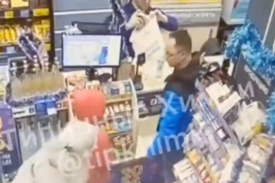 Отец ударил 9-летнюю дочь в магазине за просьбу купить сладости