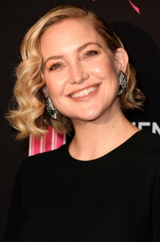 Кейт ХадсонНо и обладательницам коротких волос удастся сделать локоны, как у принцессы. Наглядный пример и источник вдохновения — эксперименты с локонами от актрисы Кейт Хадсон. Завитки на одну сторону стильно смотрятся на короткой длине волос.