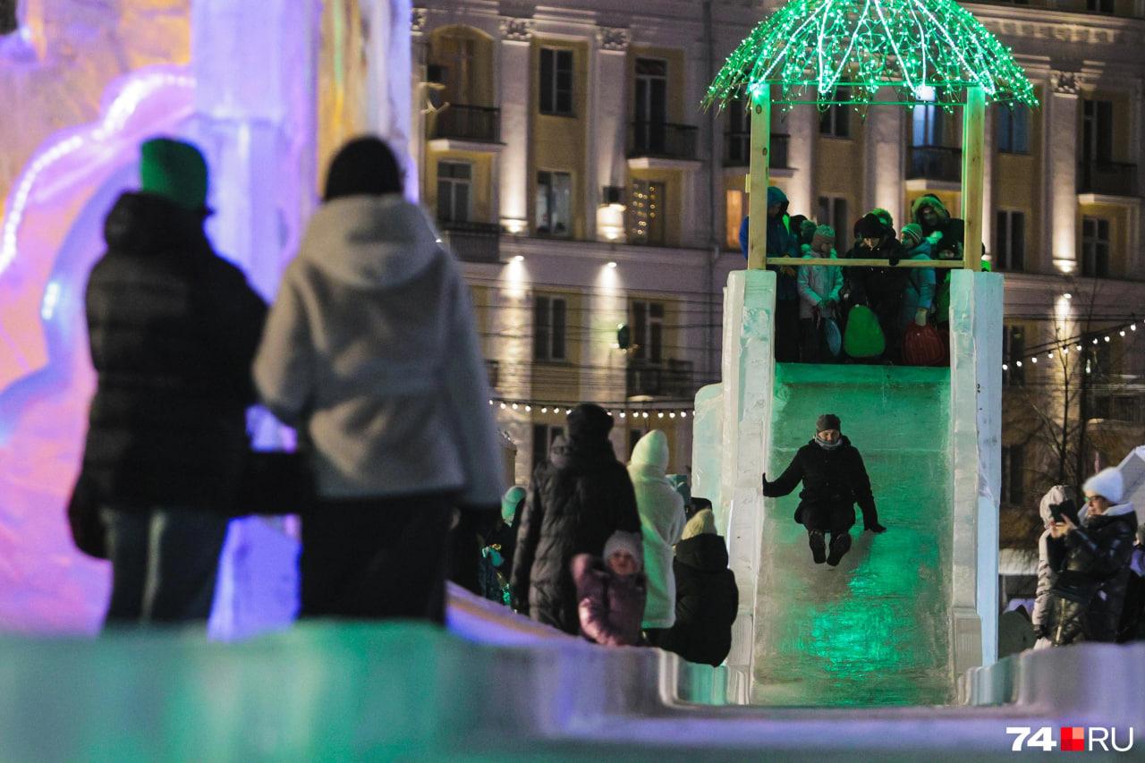 В Челябинске закрыли все горки в ледовых городках