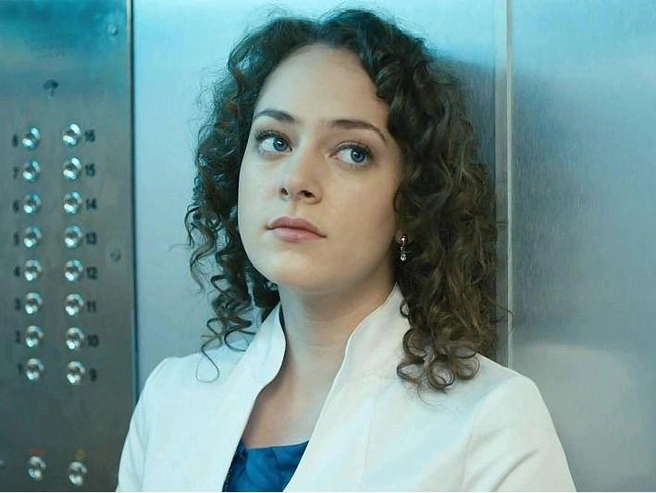 В «Интернах» (16+) Аглая сыграла Софью Калинину, племянницу доктора Купитмана | Источник: кадр из телесериала «Интерны» (16+), реж. Максим Пежемский, Заур Болотаев, Милан Килибарда и др., киностудии 7ART и Comedy Club Production, 2010–2016 год