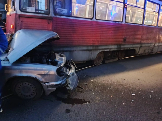 На месте работали медики и полицейские | Источник: Telegram-канал «Станция скорой медицинской помощи (Бийск)»