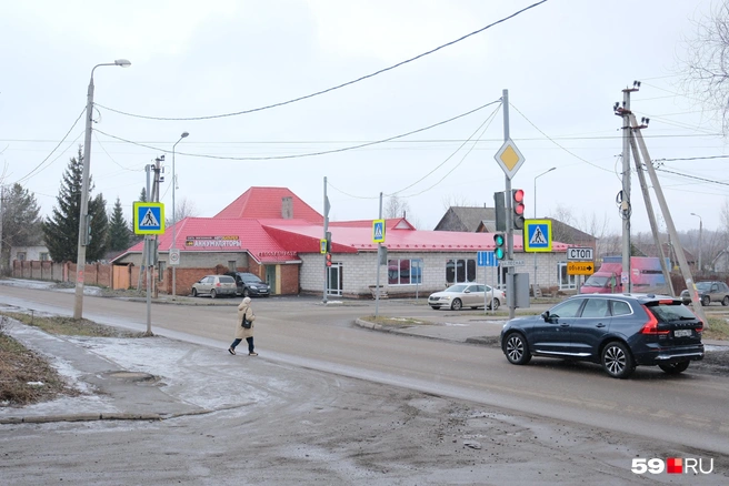Пешеходный переход со светофором есть, а проход к нему не сделали | Источник: Тимофей Калмаков / 59.RU
