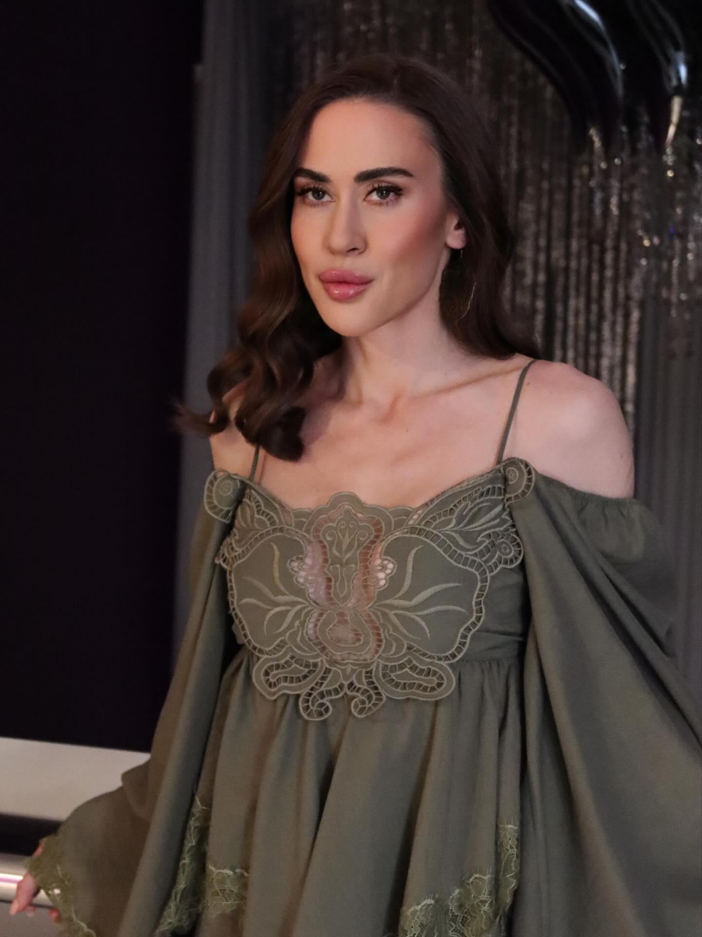 Надула губы и выставила ногу вперед: 36-летняя дочь Любови Успенской удивила дерзким образом