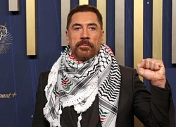 Хавьер Бардем в куфии, звезды «Белого лотоса» с брошами, речь Ханны Айнбиндер: пропалестинские призывы на «Эмми»