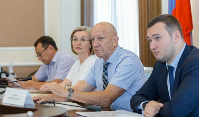 Геннадий Аверьянов&nbsp;— с сыном Олега Димова, Андреем | Источник: Законодательное собрание Оренбургской области / t.me