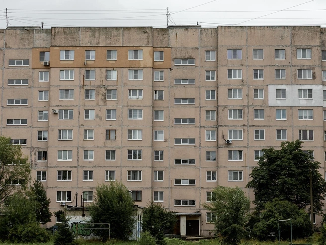 Панельная высотка на Суздальской отличается фасадом от соседних серых зданий | Источник: Александр Куренной / 76.RU