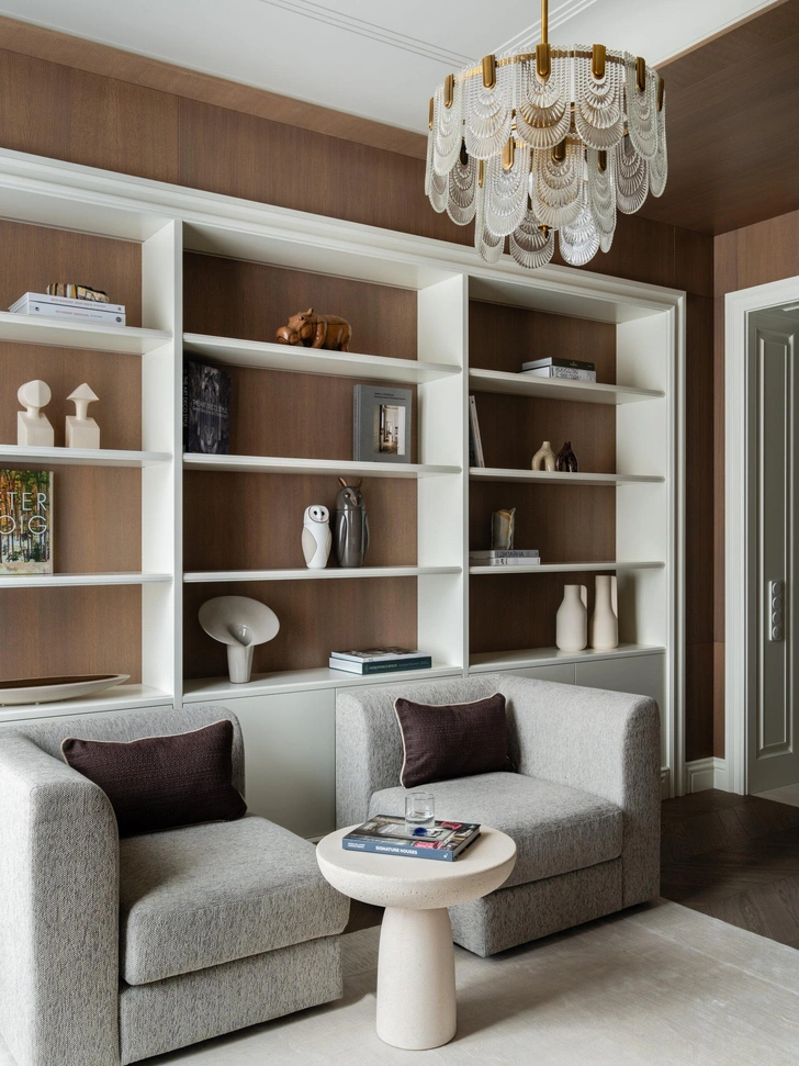 Библиотека и стеновые панели ISK Contract. Люстра, Loft concept. Кресла, ISK Contract. Статуэтки и ваза, Bosa. Статуэтки, Gardeco. Вазы, Bolia. Подушки, Josephine Testa. | Источник: Андрей Семенов. Стиль: Ирина Генделева