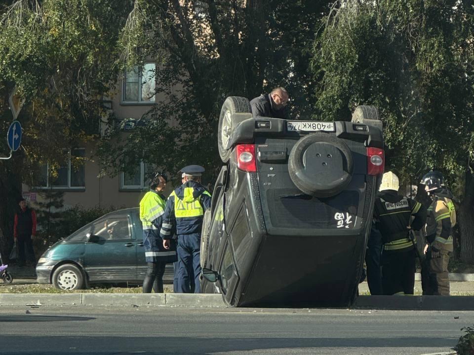 В центре Челябинска внедорожник столкнулся с Nissan и перевернулся на крышу