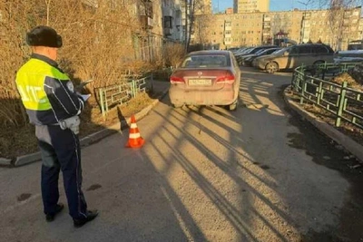 Двухлетний мальчик на самокате попал под машину во дворе