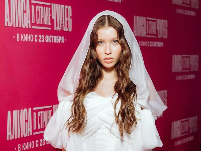 На премьеру «Алисы в Стране чудес» (6+) Анна пришла в белом платье с фатой — возможно, это был знак, что не за горами еще одно радостное событие | Источник: anka.peresild_ / Instagram.com (экстремистская организация, деятельность запрещена на территории РФ)