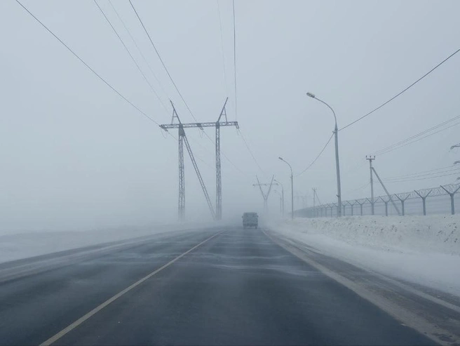 Дорога на дамбе Новосибирской ГЭС. | Источник: На ОбьГЭСе (Новосибирск) / Telegram
