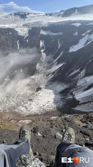 Тропа до вершины проходит сквозь угловатые наслоения застывшей лавы и по местам падения вулканических бомб \| Источник: Павел Кошкин