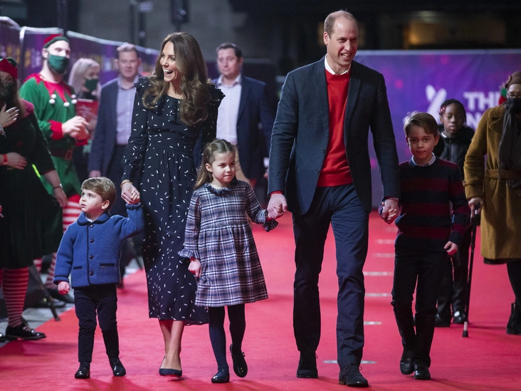 Герцог и герцогиня Кембриджские с принцем Луи, принцессой Шарлоттой и принцем Джорджем на специальном представлении пантомимы в лондонском театре Палладиум для ключевых сотрудников и их семей, 11 декабря 2020
