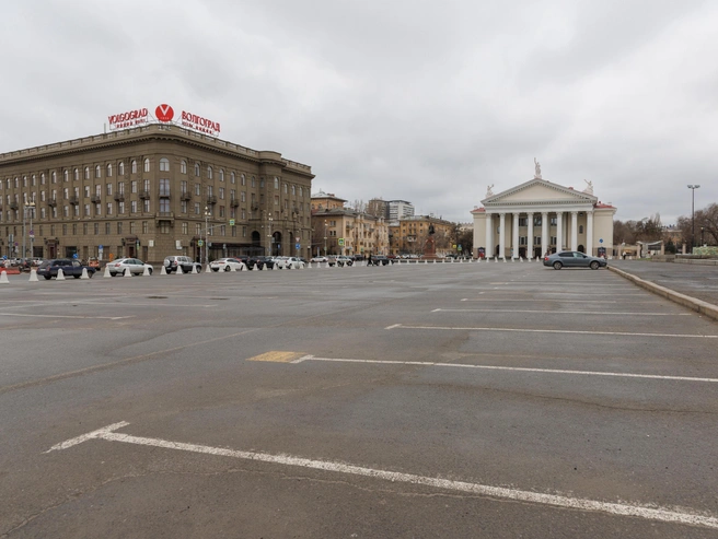 Металлические ограждения на площади Павших Борцов в Волгограде, установленные с 15 мая для благоустройства. | Источник: Алексей Волхонский / V1.RU
