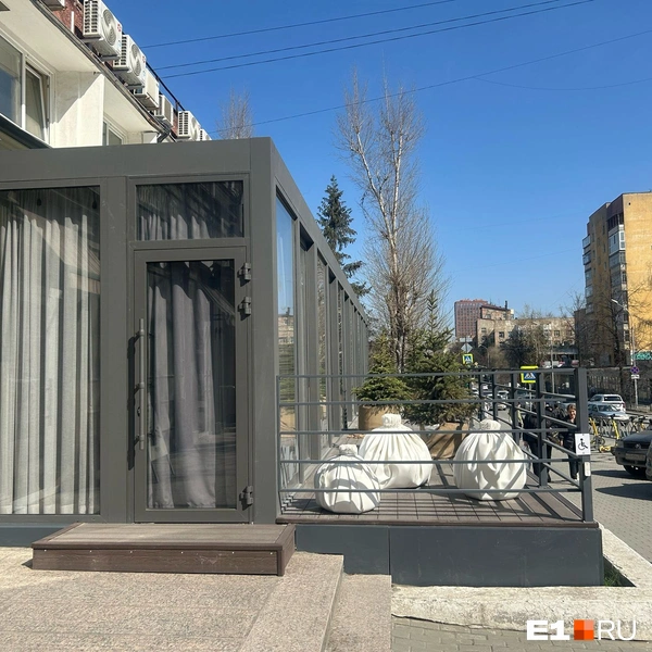 А на этом летнике стоят гигантские хинкали, ведь тут готовят блюда грузинской и кавказкой кухни | Источник: «Гурмадзе»