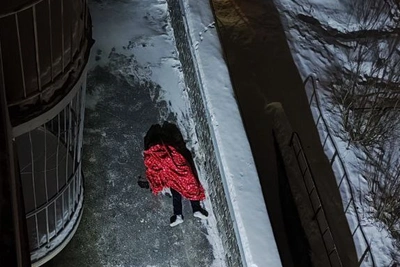 Тело парня в белых носках нашли под окнами екатеринбургской многоэтажки