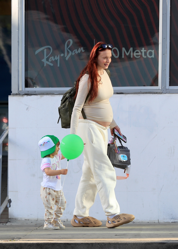 Семейная идиллия: беременная Софи Тернер на прогулке с годовалой дочкой Уиллой