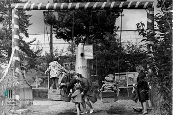 На детской площадке | Источник: Государственный архив Пермского края