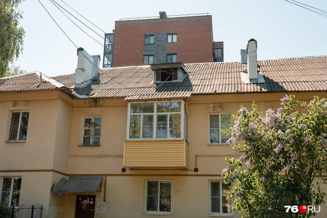 Высотка позади двухэтажного дома | Источник: Александр Куренной / 76.RU