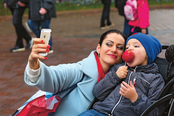 7-летний Добрыня радуется, когда маму узнают на улице