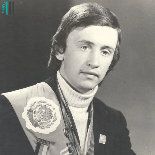 В 1981 году Владимир Аликин позировал с медалями, а за год до этого он выиграл серебро и золото на Олимпийских играх | Источник: Госархив Пермского края