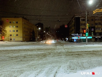 На дорогах было много снега