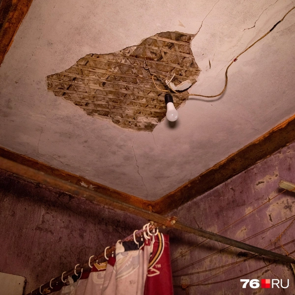 Штукатурка несколько раз падала на голову жителям, принимавшим душ | Источник: Кирилл Поверинов / 76.RU