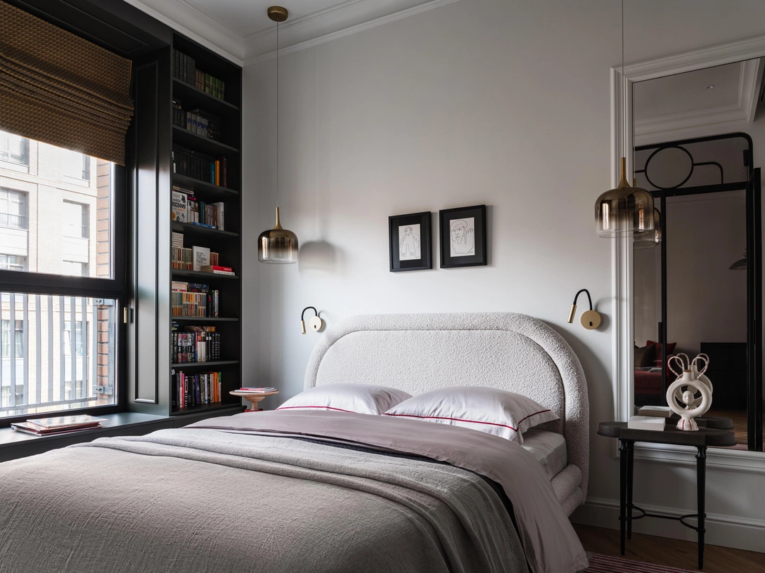 Кровать, La Redoute Interieurs. Стеллажи выполнены на заказ по эскизам дизайнера. Картины, Полина Коваль, галерея Sample. Текстиль, Atelier Tati. Столик, Dantone Home. | Источник: Арсений Игнатов. Стиль: Кира Прохорова