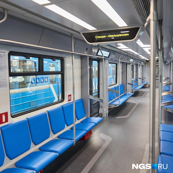 Внутри просторнее, чем в старых вагонах, а еще очень чисто и нет рекламы. Непривычно, но очень приятно | Источник: Александр Ощепков / NGS.RU