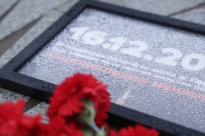 Москвичи несут цветы в память об убитом школьнике