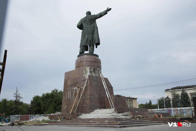Работать приходится вручную с применением средств малой механизации | Источник: Константин Завриков / V1.RU