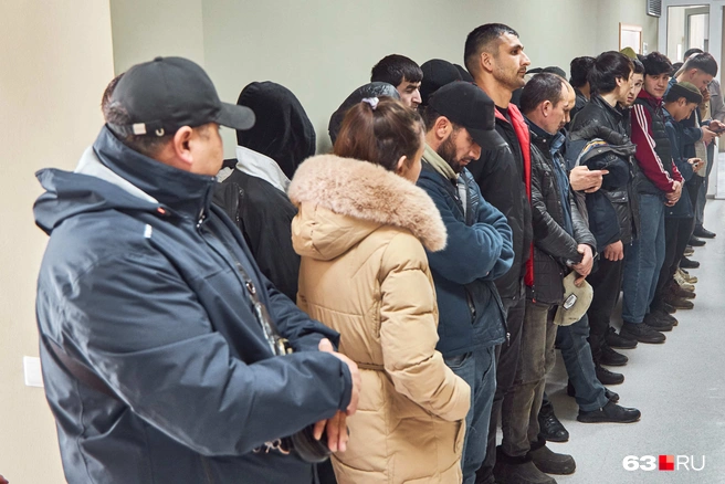 Всех задержанных иностранцев выстроили вдоль стены в две шеренги | Источник: Роман Данилкин