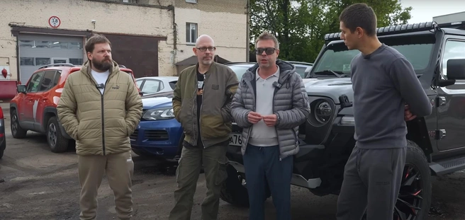 Перед началом рассказа о причинах поломки блогер пообщался с владельцем внедорожника | Источник: ИЛЬДАР АВТО-ПОДБОР / Youtube.com