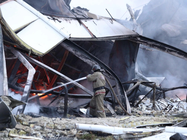 Пожарные проводили разборку конструкций и проливку поражённых участков.